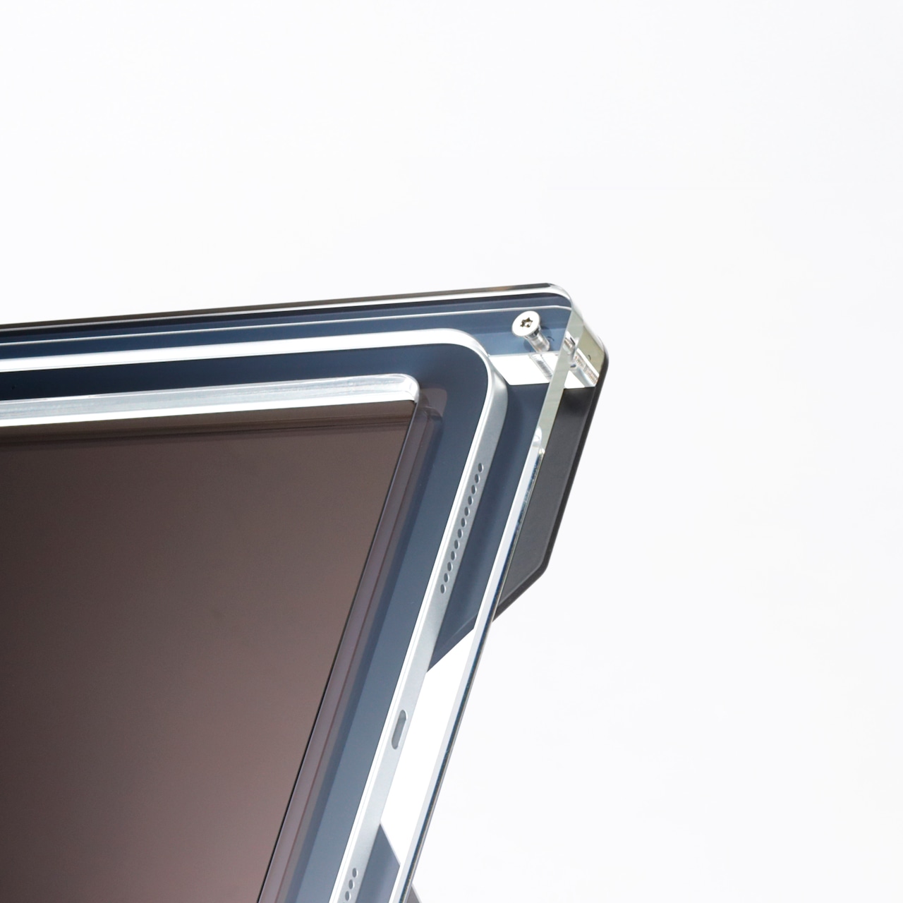 B1の透明アクリルカバーとiPadを固定する特殊ビス